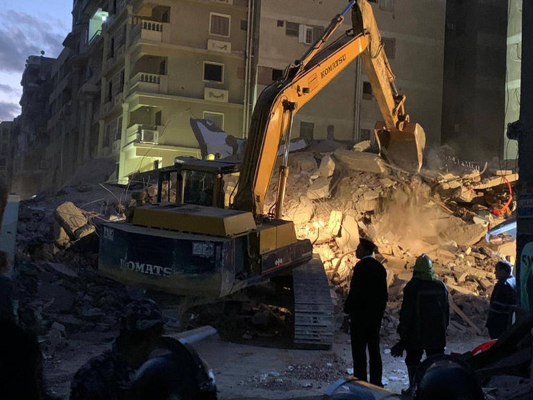 انهيار عقار في شارع جسر السويس في القاهرة