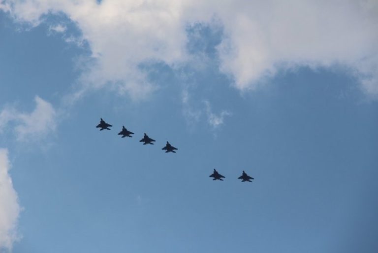 واشنطن تنفخ في جمر الخلاف الروسي – الأوكراني: عشرات الطائرات الأمريكية إلى بولندا