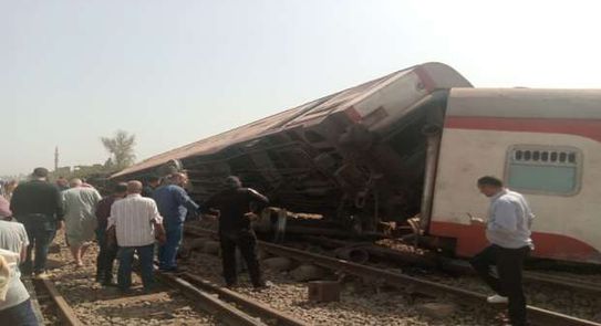 “لعنة” القطارات مستمرة في مصر: إصابات بانقلاب قطار “إسباني ومكيف” في بنها