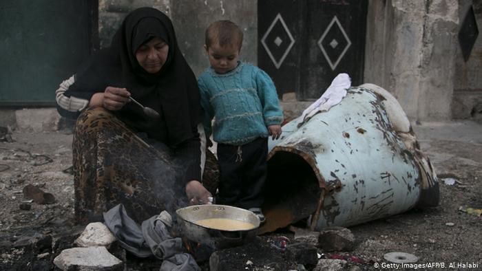 موائد السوريين في رمضان “لسد الجوع” و” العين تأكل من الصور فقط”!