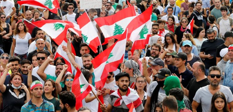 سائقو لبنان ينظمون إضرابا للاحتجاج على تردي الأوضاع:” نريد بدل غلاء”!
