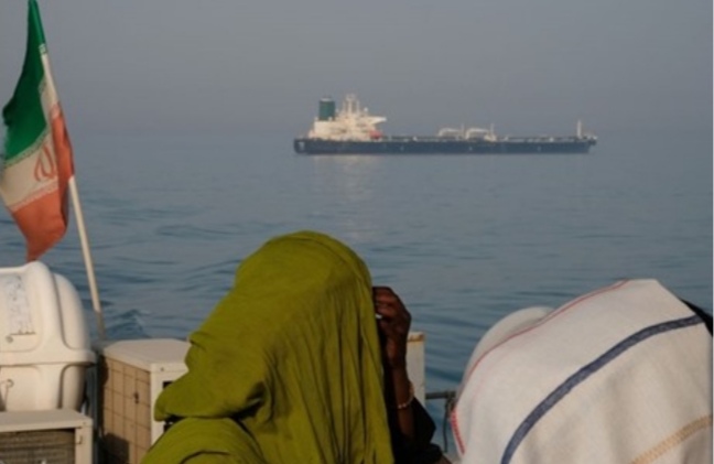 هل تتجه إلى سورية: تعرّض سفينة إيرانية لهجوم بألغام بحرية في البحر الأحمر