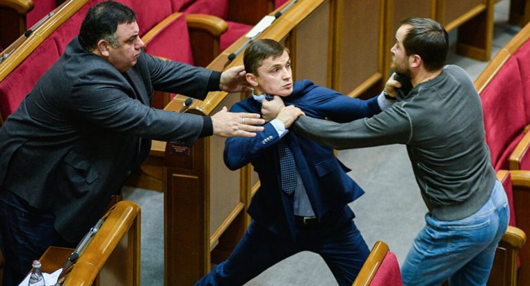 عراك بالأيدي في البرلمان الأوكراني