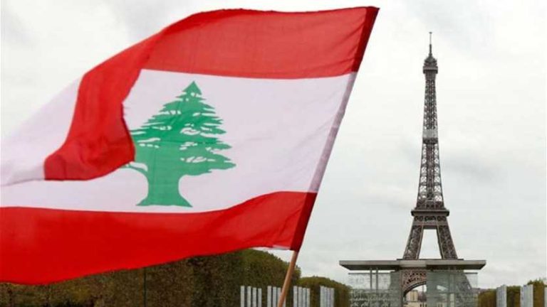 برج إيفل وعلم لبنان