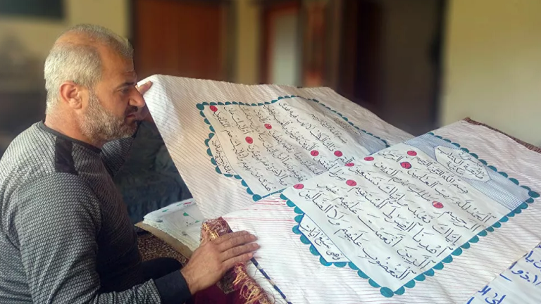 نسخة عملاقة من القرآن الكريم يصنعها شاب سوري