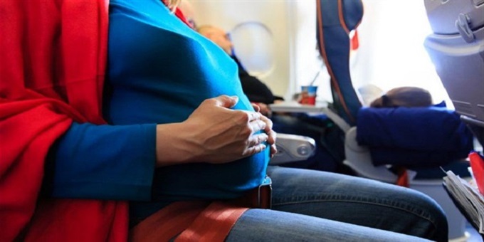 مسافرة حامل على متن طائرة