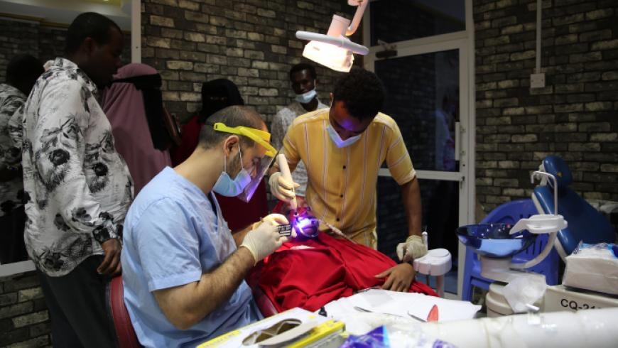ألف طبيب سوري في الصومال: أطباء الأسنان السوريين يكسبون قلوب الشباب الصوماليين بمهارتهم