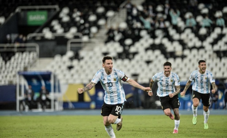 احتفال المنتخب الأرجنتيني بفوزه على بوليفيا
