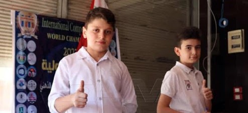 طفلين من الفريق السوري الذي أحرز المركز الأول في مصر