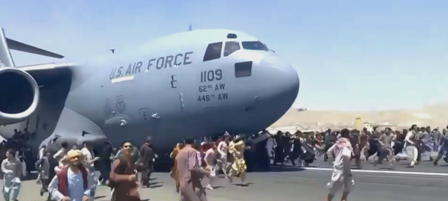 حشود الأفغان يتشبثون بططائرة أمريكية