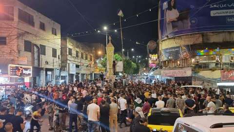 حشود الفلسطينيين بعد أنباء عن وصول زكريا الزبيدي الى المستشفى