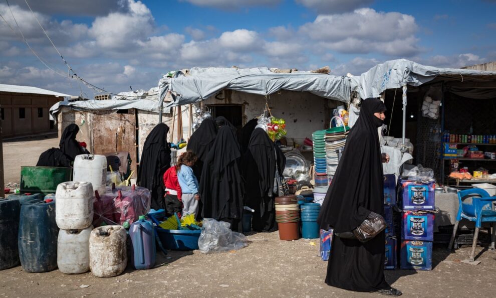 السويد تستعيد ثلاث مواطنات من عائلات تنظيم “الدولة” بمخيم الروج