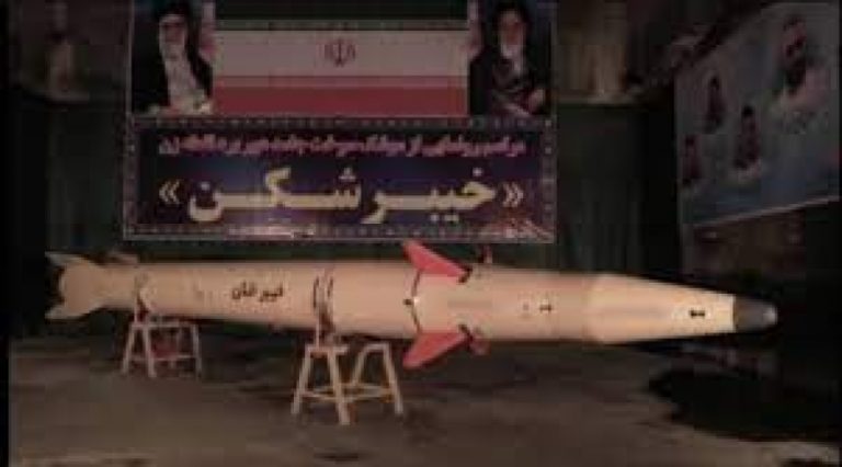 إيران تكشف عن “كاسر خيبر”: صاروخ يصل إلى قلب “إسرائيل”