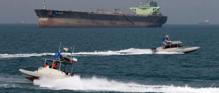 إيران تحتجز سفينة أجنبية