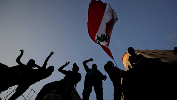 محتجون يقطعون مدخل مجلس النواب اللبناني