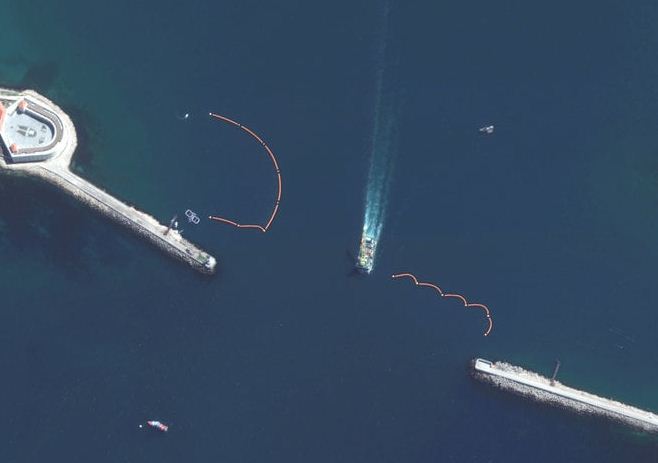 دلافين تحمي قاعدة بحرية روسية كبيرة
