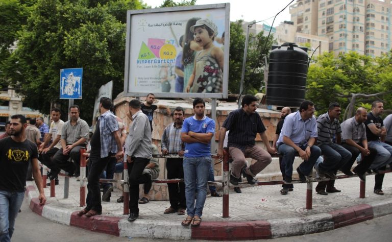 معدلات البطالة تتراجع إلى 24 بالمئة في الاقتصاد الفلسطيني