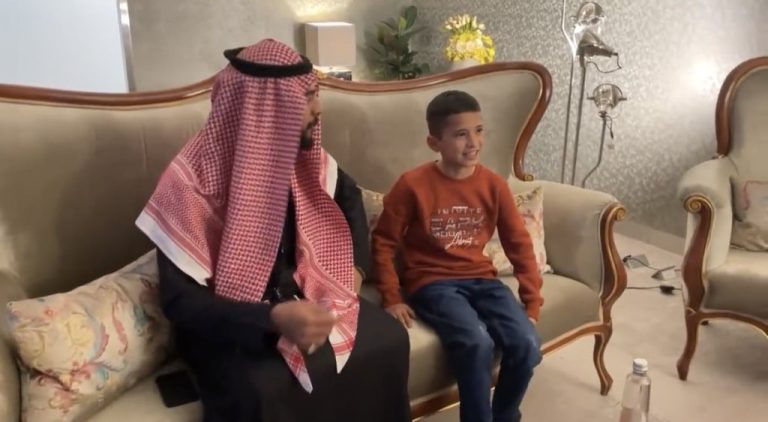 وصول الطفل السوري المنكوب من زلزال سوريا إلى الرياض لمقابلة رونالدو