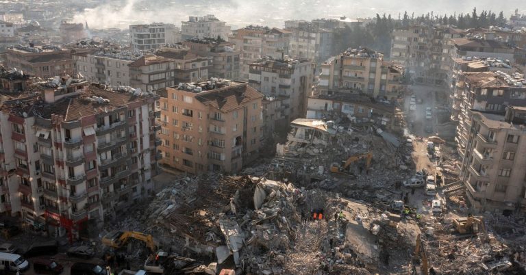 عالم يقترح إعادة بناء مدينة مقاومة للزلازل: سكان اسطنبول يهجرونها باتجاه الريف