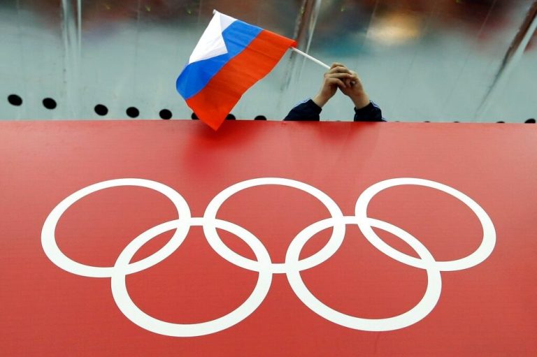 اللجنة الأولمبية الدولية تدافع عن مشاركة الروس في المسابقات الدولية
