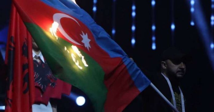 حرق علم أذربيجان