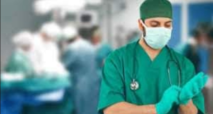 مسؤول سوري يعترف: أعداد كبيرة من الأطباء يرفضون العمل في المشافي الحكومية ويطلبون وثائق للسفر