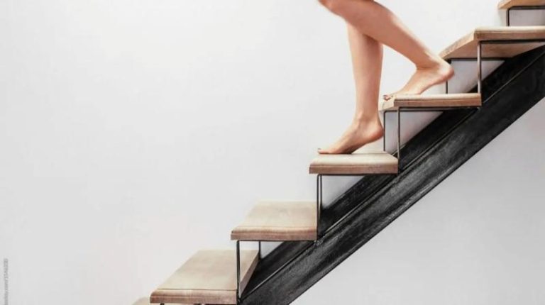 دراسة: النساء هن الأكثر عرضة للسقوط عن الدرج من الرجال