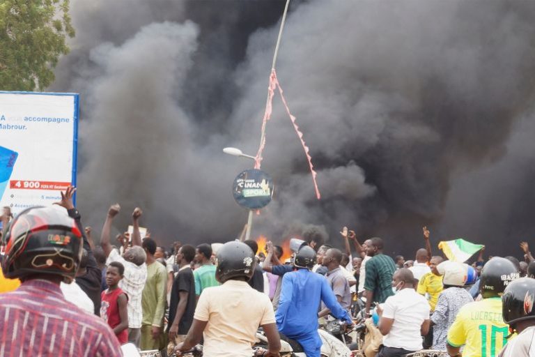 دول غربي إفريقيا تمهل الانقلابيين في النيجر أسبوعاً.. وتهديد باللجوء للقوة
