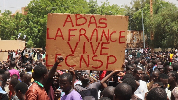 فرنسا تجلي رعاياها من النيجر وتؤكد عدم نيتها التدخل عسكرياً