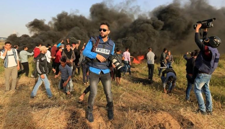 اتهمته بعلمه المسبق بهجوم “حماس”.. “إسرائيل” تقتل أفراد عائلة مصور صحفي