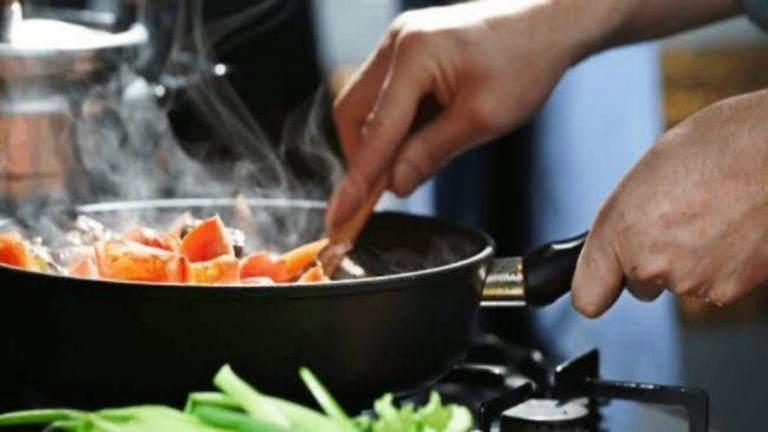 خبراء التغذية يحذرون: إن تسخين بعض الأطعمة يسبب التسمم الغذائي والسرطان