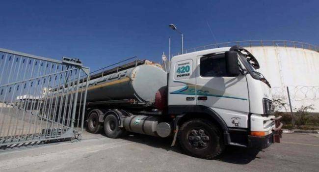 “إسرائيل” تسمح بدخول شاحنتي وقود يومياً إلى غزة