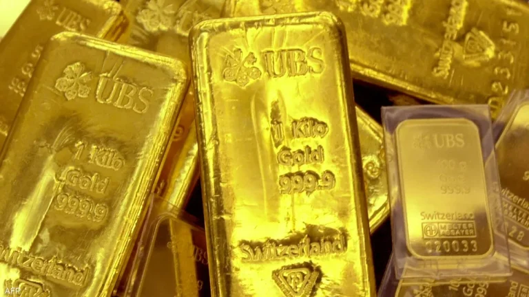الذهب يتراجع إلى أدنى مستوياته في شهرين