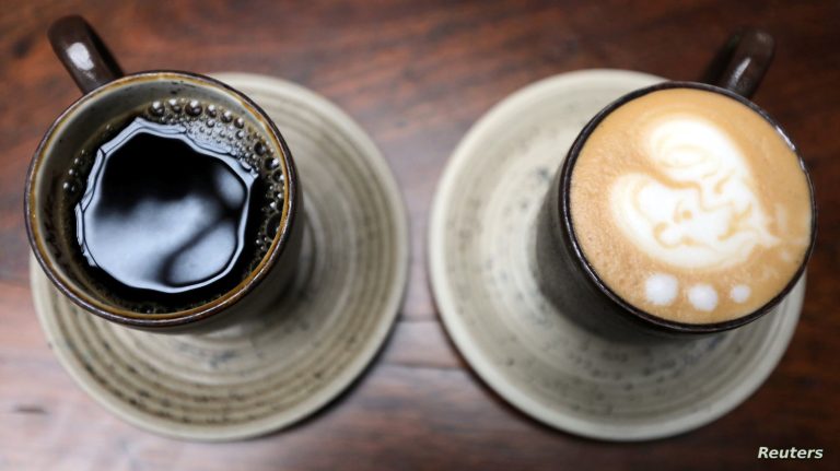 خبراء ينصحون باستبدال فنجان من القهوة في الصباح بكوب من مرق العظام