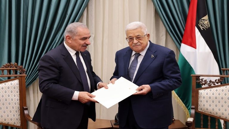 عباس يقبل استقالة حكومة محمد اشتية