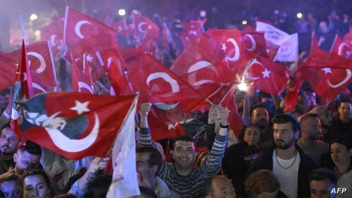 المعارضة التركية تتقدم في إسطنبول وتعلن فوزها في أنقرة