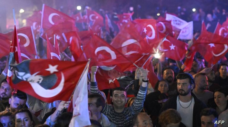 المعارضة التركية تتقدم في إسطنبول وتعلن فوزها في أنقرة