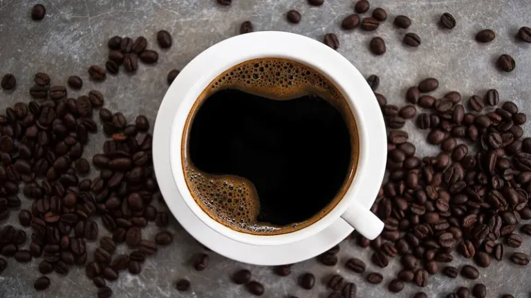 5 فوائد متعددة تشجع على جعلها بديلاً صحياً للقهوة بالحليب